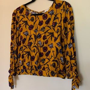 Floral blouse. Slightly cropped&tie sleeves. Large